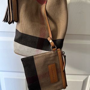 Burberry Bucket Bag like new, traditional plaid design